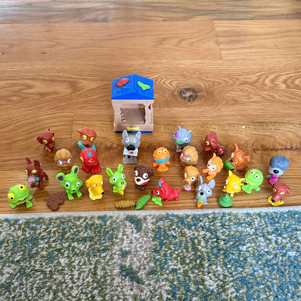 ugglys pet shop LOT 24 figures Animal Adventure Playset with Colorful Figurines